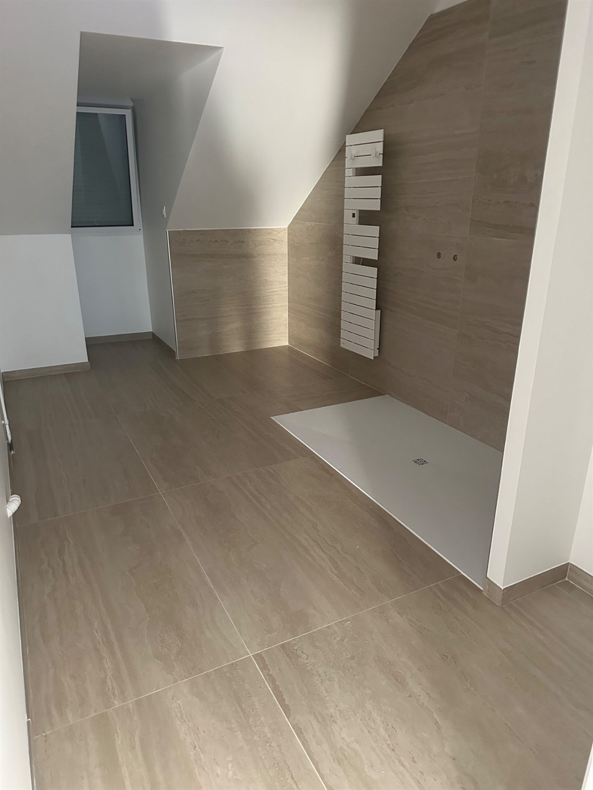 Carrelage grand format dans une pièce sous pente