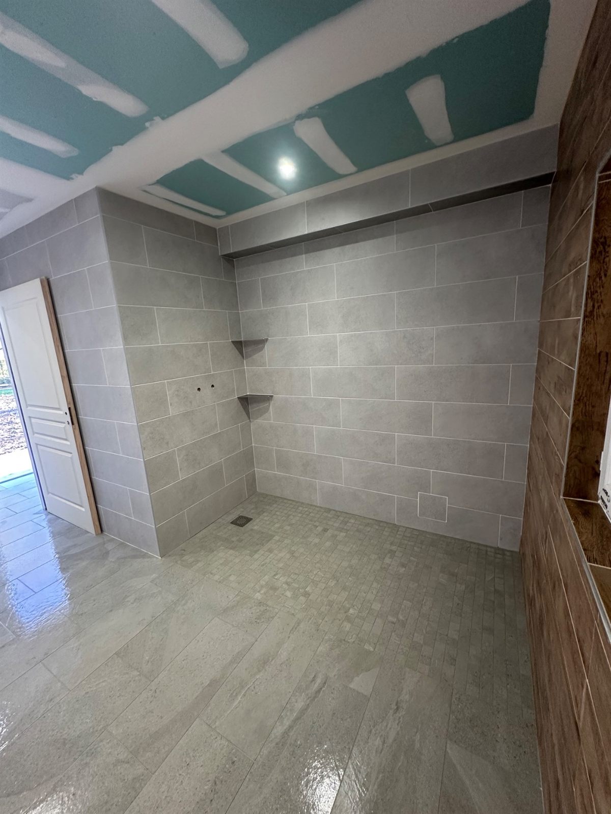 Douche à l'italienne carrelée avec niches de rangement