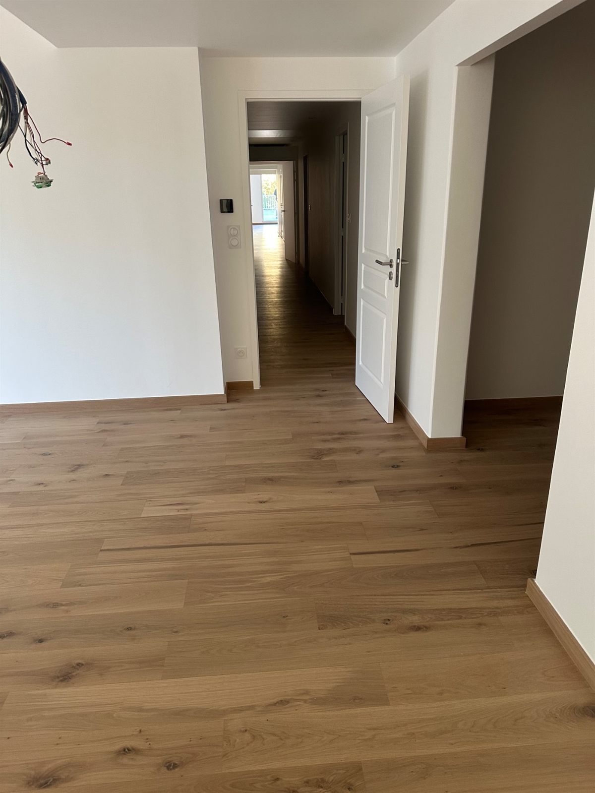 Parquet posé dans un couloir et une entrée