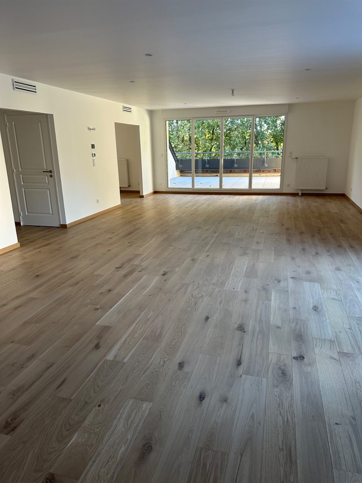 Parquet dans une pièce de vie lumineuse