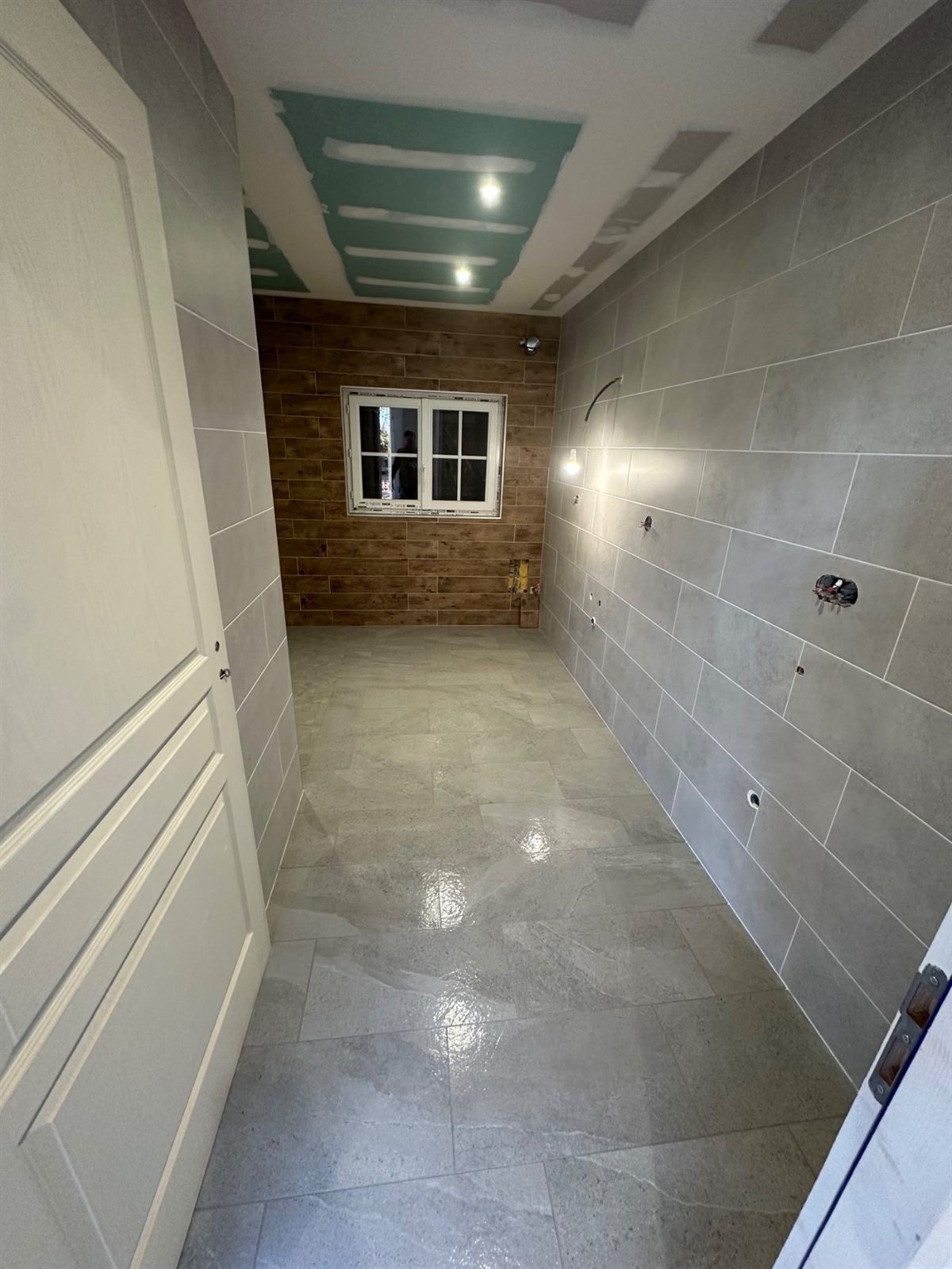 Salle de bain : faïence imitation bois et carrelage gris