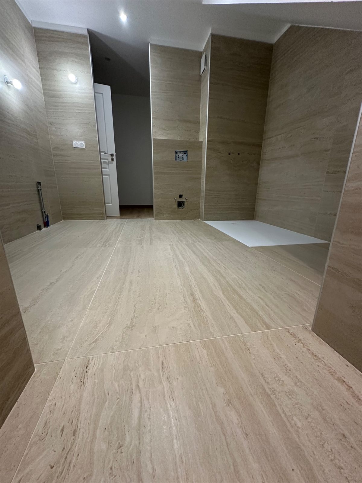 Salle de bain carrelée en grand format, douche de plain-pied