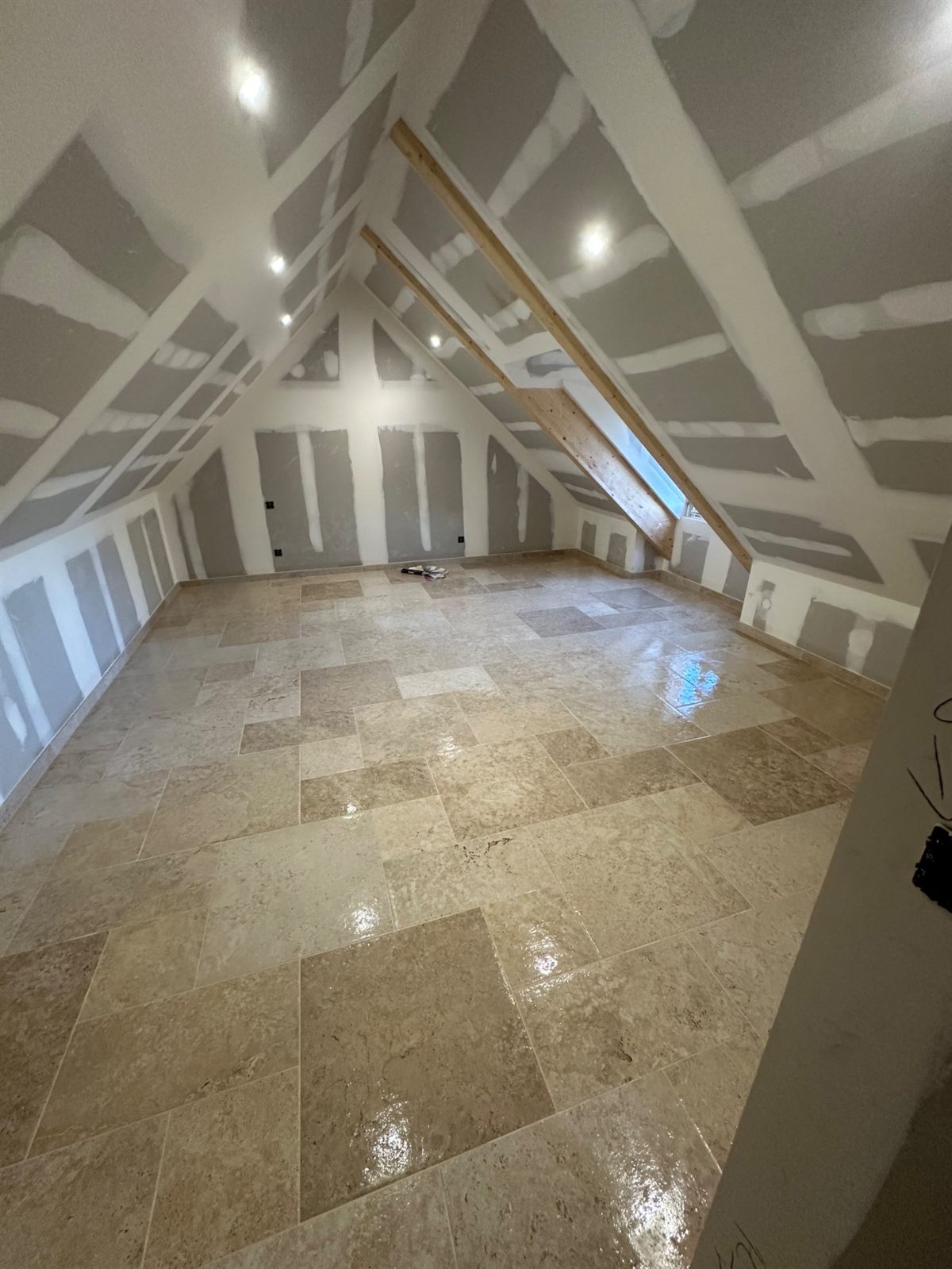 Carrelage travertin posé dans un comble aménagé